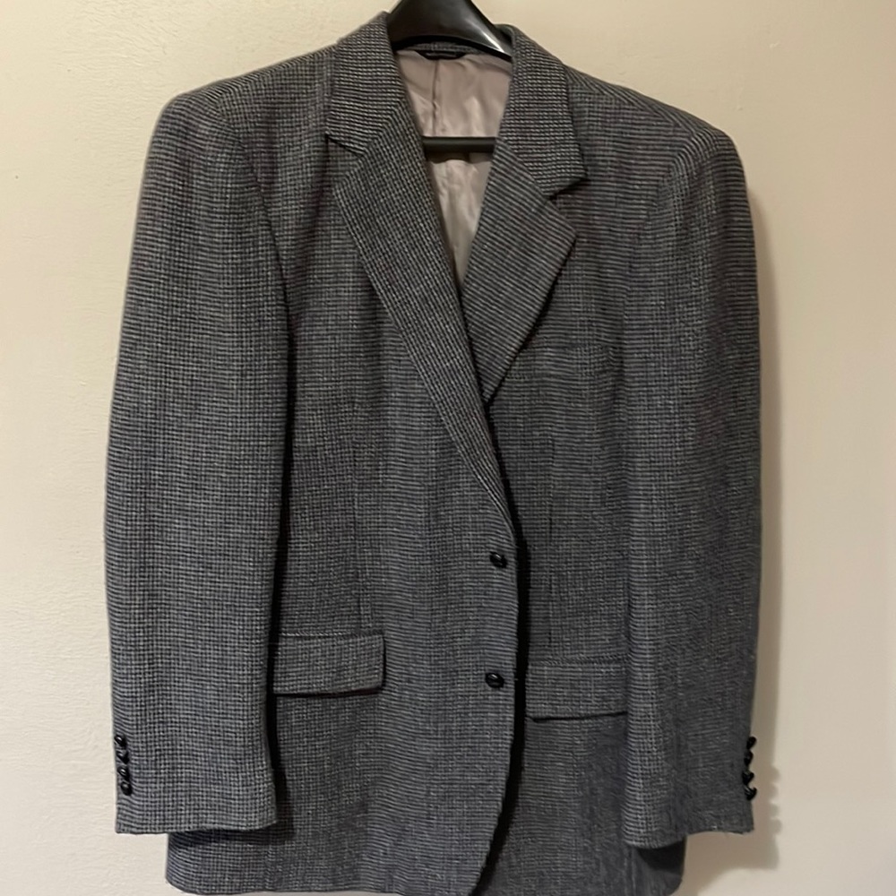 Men’s tweed jacket.
